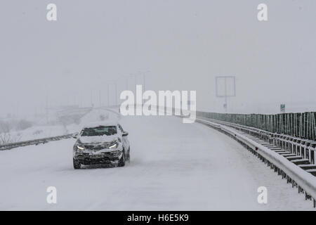 A2 Autobahn, Rumänien 17. Januar 2016: ein Auto fährt auf der Autobahn A2, die kommerzielle Hauptroute verbindet Bukarest, t Stockfoto