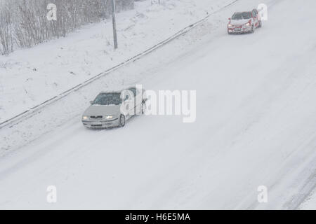 Autobahn A2, 17. Januar 2016 Rumänien: Autos sind auf der Durchreise auf der Autobahn A2, die kommerzielle Hauptroute verbindet Bukarest, t Stockfoto