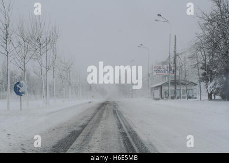 Bukarest, Rumänien, 17. Januar 2016: eine leere Straße während eines Schneefalls in Bukarest. Stockfoto