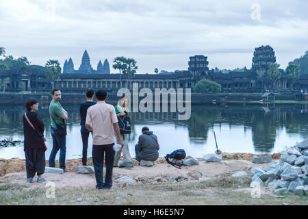 Morgendämmerung, Besucher, Reflexionen im Graben, Khmer-Architektur, Angkor Wat, Kambodscha Stockfoto