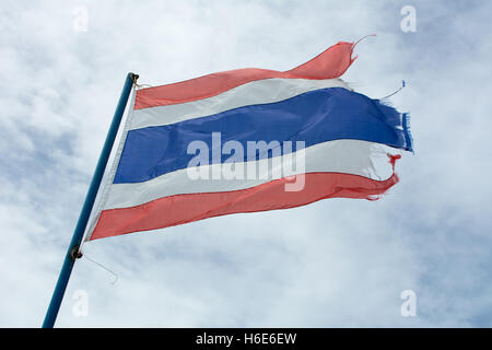 Wellig alten Königreiches Thailand Flagge gegen blauen Himmel Stockfoto