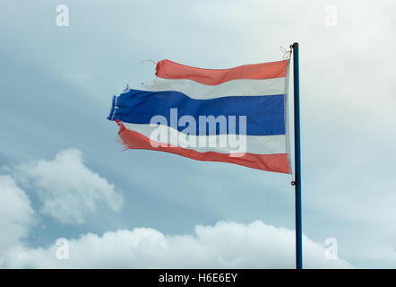 Wellig alte Flagge des Königreichs Thailand gegen blauen Himmel Stockfoto