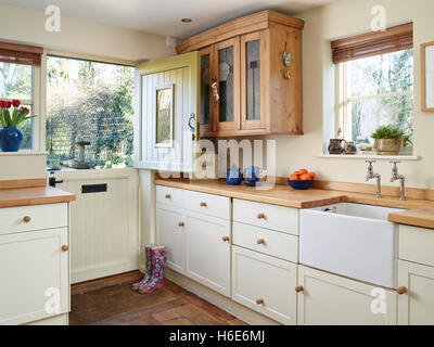 Eine zeitgenössische Contry Küche Bincorporating Belfast Waschbecken & Holz Arbeitsplatten. Oxfordshire, Vereinigtes Königreich Stockfoto