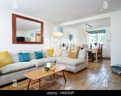 Ein offenes Wohnzimmer, Esszimmer in einem modernisierten UK home Stockfoto