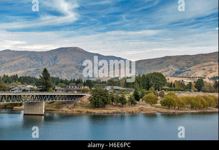 Brücke über dem Kawarau River und Lake Dunstan im Township von Cromwell, Central Otago, Neuseeland Stockfoto