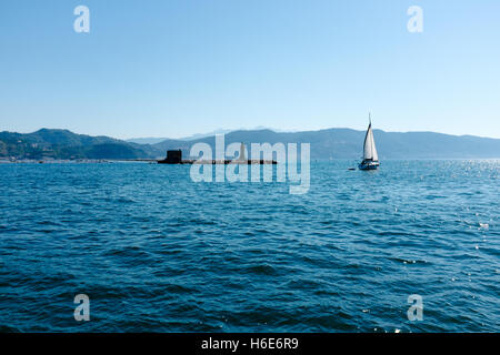 Yacht vor der Küste von Porto Venere, Ligurien, Italien Stockfoto