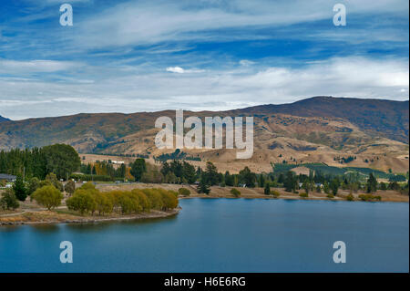 Lake Dunstan im Township von Cromwell, Central Otago, Neuseeland Stockfoto