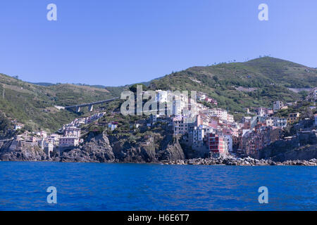 Riomaggiore Cinque Terre, Ligurien vom touristischen Boot Fähre Stockfoto