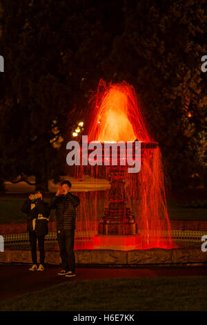 Junge chinesische Touristen vor Gesetzgeber Brunnen bei Nacht-Victoria, British Columbia, Canada. Stockfoto