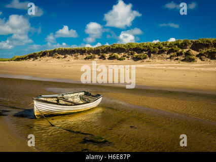 Boot auf dem Fluss - Aberffraw Strand, Anglesey, Wales Stockfoto