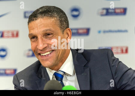 Chris Hughton in seiner ersten Pressekonferenz als neuer Trainer von Brighton und Hove Albion FC. Stockfoto