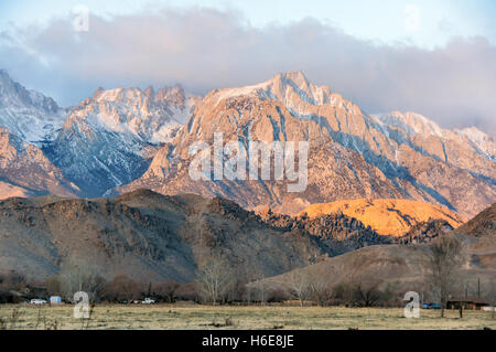 Sonnenaufgang am Mt. Whitney und die Berge der Sierra Nevada. Lone Pine, Kalifornien, USA Stockfoto