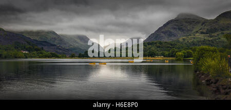 Llyn Padarn See in Snowdonia unter einem regnerischen Himmel Stockfoto