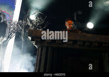 Marvin Humes spielt während des Monster Mash Up von Capital FM mit Vodafone in der Mountford Hall, Liverpool Guild of Students, Liverpool. DRÜCKEN Sie VERBANDSFOTO. Bilddatum: Donnerstag, 27. Oktober 2016. Bildnachweis sollte lauten: Martin Rickett/PA Wire Capital's Monster Mash-up mit Vodafone hat heute Abend in Liverpool begonnen (Donnerstag, 27. Oktober). Es war das erste von drei Halloween-Gigs, die Capital-Hörer näher an einige der weltweit angesagtesten Künstler, DJs und Produzenten brachten. Die Chainsmokers, Martin Solveig, Sigma, Kungs und Anton Powers spielten vor ausverkauften Zuschauern im Mountford in Liverpool Stockfoto