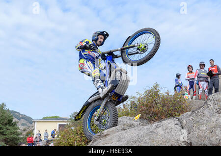 Motorradfahren. Trial Rennen. Spanien-Meisterschaft. Albert Cabestany überholen ein Hindernis über große Granitsteine in Valdemanco Stockfoto