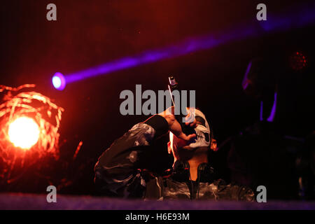 Marvin Humes spielt während des Monster Mash Up von Capital FM mit Vodafone in der Mountford Hall, Liverpool Guild of Students, Liverpool. DRÜCKEN SIE VERBANDSFOTO. Bilddatum: Donnerstag, 27. Oktober 2016. Foto sollte lauten: Martin Rickett/PA Wire Capital's Monster Mash-Up mit Vodafone hat heute Abend (Donnerstag, 27. Oktober) in Liverpool begonnen. Es war das erste von drei Halloween-Konzerten, die Capital-Hörer näher an einige der weltweit angesagtesten Künstler, DJs und Produzenten brachten. Die Chainsmokers, Martin Solveig, Sigma, Kungs und Anton Powers spielten vor ausverkauften Zuschauern im Mountford Hal in Liverpool Stockfoto