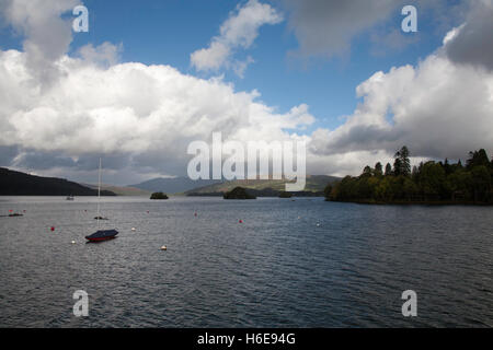 Sturm Wolken über die Berge im Norden von Windermere Herbsttag Seenplatte Cumbria England Stockfoto