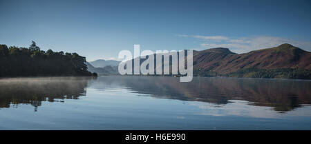 Panorama landschaftlich Derwentwater blickte das Borrowdale-Tal auf einer nebligen Morgen, Cumbria, England. Stockfoto