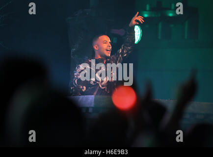 Marvin Humes spielt auf der Bühne während des Monster Mash Up von Capital FM mit Vodafone in der Mountford Hall, Liverpool Guild of Students, Liverpool. DRÜCKEN Sie VERBANDSFOTO. Bilddatum: Donnerstag, 27. Oktober 2016. Bildnachweis sollte lauten: Martin Rickett/PA Wire Capital's Monster Mash-up mit Vodafone hat heute Abend in Liverpool begonnen (Donnerstag, 27. Oktober). Es war das erste von drei Halloween-Gigs, die Capital-Hörer näher an einige der weltweit angesagtesten Künstler, DJs und Produzenten brachten. Die Chainsmokers, Martin Solveig, Sigma, Kungs und Anton Powers spielten vor ausverkauften Zuschauern in Liverpool Stockfoto