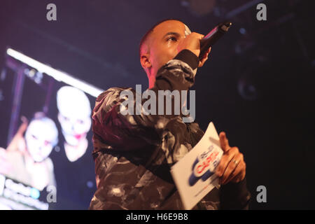 Marvin Humes auf der Bühne während des Monster Mash Up von Capital FM mit Vodafone in der Mountford Hall, Liverpool Guild of Students, Liverpool. DRÜCKEN Sie VERBANDSFOTO. Bilddatum: Donnerstag, 27. Oktober 2016. Bildnachweis sollte lauten: Martin Rickett/PA Wire Capital's Monster Mash-up mit Vodafone hat heute Abend in Liverpool begonnen (Donnerstag, 27. Oktober). Es war das erste von drei Halloween-Gigs, die Capital-Hörer näher an einige der weltweit angesagtesten Künstler, DJs und Produzenten brachten. Die Chainsmokers, Martin Solveig, Sigma, Kungs und Anton Powers spielten vor ausverkauften Zuschauern in Liverpools Mountford Hall, Stockfoto