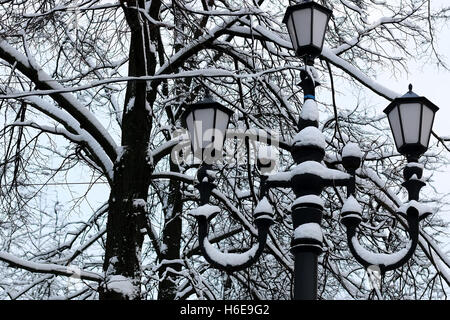 schwarze schmiedeeiserne Lampe winter Stockfoto