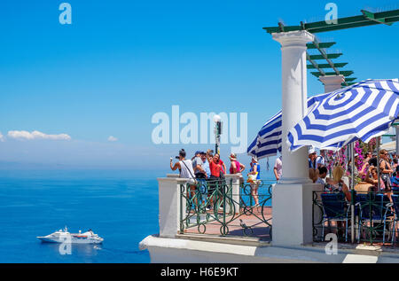 Besucher auf der Insel Capri, Blick auf den Golf von Neapel, Italien Stockfoto