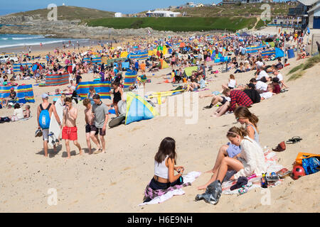 Ein typischer Sommertag am Fistral Beach in Newquay, Cornwall, England, UK Stockfoto