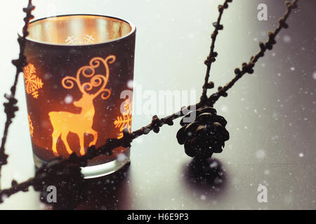 Kerze in Glas Fir-Kegel Stockfoto