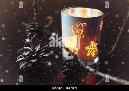 Kerze in Glas Fir-Kegel Stockfoto