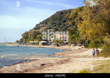 Mann und Frau zu Fuß entlang des Strandes in Katelios auf der Insel Kefalonia Griechenland Stockfoto