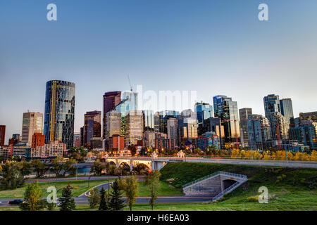 HDR-Rendering von Calgary Skyline der Innenstadt kurz vor Sonnenuntergang zeigt Ampel Wanderwege entlang der Centre Street Bridge über den Stockfoto