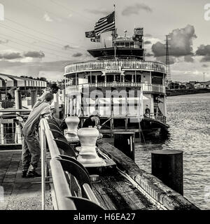 Männer, die Fischerei in den Mississippi River hinter den Dampfer Natchez Stockfoto