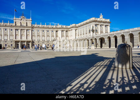 Blick auf die südliche Fassade der Königspalast von Madrid von Armeria Platz. Madrid. Spanien. Stockfoto