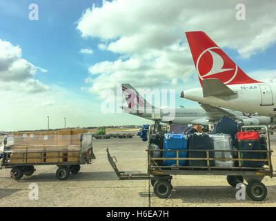 Turkish Airlines Airbus A330-203 taxis am internationalen Flughafen Atatürk. Flughafen bedient Istanbul und der größte Flughafen Stockfoto