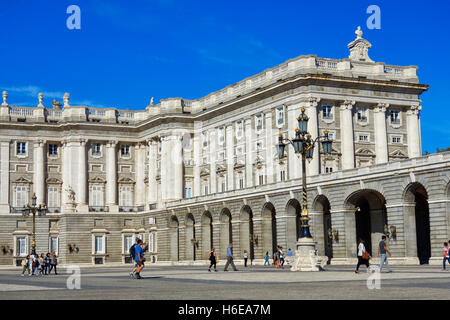 Blick auf die südliche Fassade der Königspalast von Madrid von Armeria Platz. Madrid. Spanien. Stockfoto