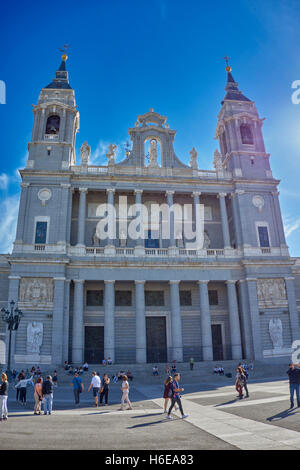 Haupteingang des Santa Maria la Real De La Almudena Kathedrale gegen blauen Himmel. Madrid. Spanien. Stockfoto