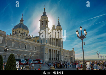 Haupteingang des Santa Maria la Real De La Almudena Kathedrale gegen blauen Himmel. Madrid. Spanien. Stockfoto