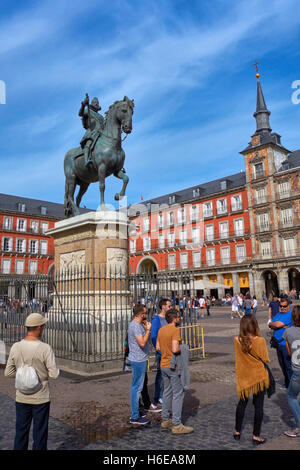 Touristen auf das Reiterstandbild von Felipe III in der Plaza Mayor. Madrid. Spanien. Stockfoto