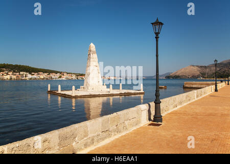 Aussicht von der Drapano-Brücke von der 0belisk de Bosset gewidmet, mit dem Hafen von Argostoli im Hintergrund Stockfoto