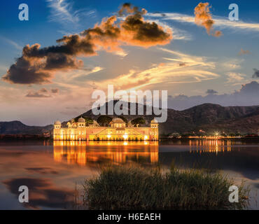 Das Palace Jal Mahal bei Sonnenaufgang. JAL Mahal (Wasserpalast) wurde während des 18. Jahrhunderts in der Mitte Mann Sager See gebaut. Stockfoto