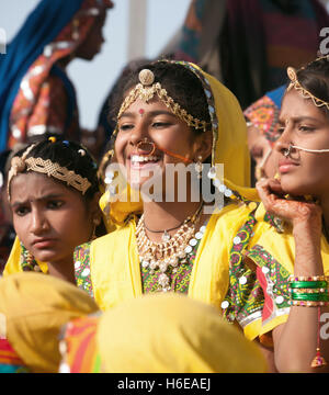 PUSHKAR, Indien - NOVEMBER 21: Eine unbekannte Mädchen in bunten ethnische Kleidung besucht auf der Pushkar Messe Stockfoto