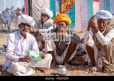 PUSHKAR, Indien - 21 NOVEMBER: Einen nicht identifizierten Männern besucht die Pushkar fair am 21. November 2012 in Pushkar, Rajasthan, Indien. Stockfoto