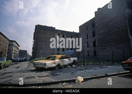 Verlassenes Auto in der South Bronx, New York City, USA 1977 Stockfoto