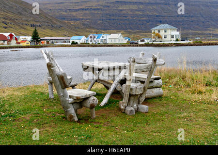 Alten Holztisch einstellen, Seydisfjordur, Ostisland, Nordatlantik, Europa Stockfoto