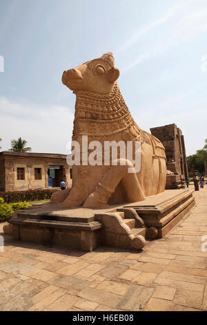 Riesigen Nandi-Stier am Eingang, Brihadisvara-Tempel, Gangaikondacholapuram, Tamil Nadu, Indien. Stockfoto