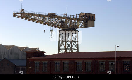 Clyde Titan, Kranarbeiten Whiteinch Crane neben einem Schrottplatz und sich neben einem denkmalgeschützten Gebäude der ehemaligen Diesel Glasgow Stockfoto