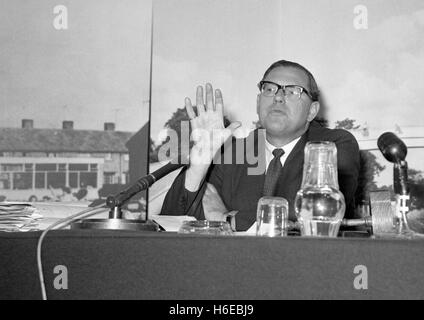 Kanzler des Finanzministeriums Reginald Maudling hält seine Hand als Zeichen der Zurückhaltung bei der konservativen Partei täglichen Pressekonferenz in London. PA AF 112400-60 Stockfoto