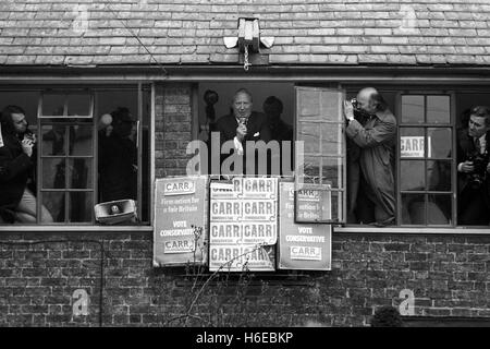 Premierminister Edward Heath am konservativen Partei Ausschuss Zimmer Fenster in Carshalton, wo er die Menge unten richtet. Essen ist der Wahlkreis von Robert Carr, Secretary Of State for home Abteilung. PA AF 165380-158 Stockfoto