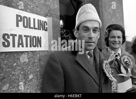 Führer der Liberalen Jeremy Thorpe, begleitet von seiner Frau Marion, verließen ihre Cobbaton Heimat Wahlrecht bei den Wahlen tragen ein Kosaken-Style hat.PA AF 165380-168 Stockfoto