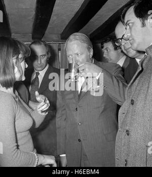 Premierminister Edward Heath im Gespräch mit Susan Bannon an des Königs Kopf Gastwirtschaft in Bexley. Früheren Herrn Heath besucht hatte seine Annahme treffen in Chislehurst und Sidcup Boys Grammar School in Hurst Straße, Sidcup.PA AF 165380-21 Stockfoto